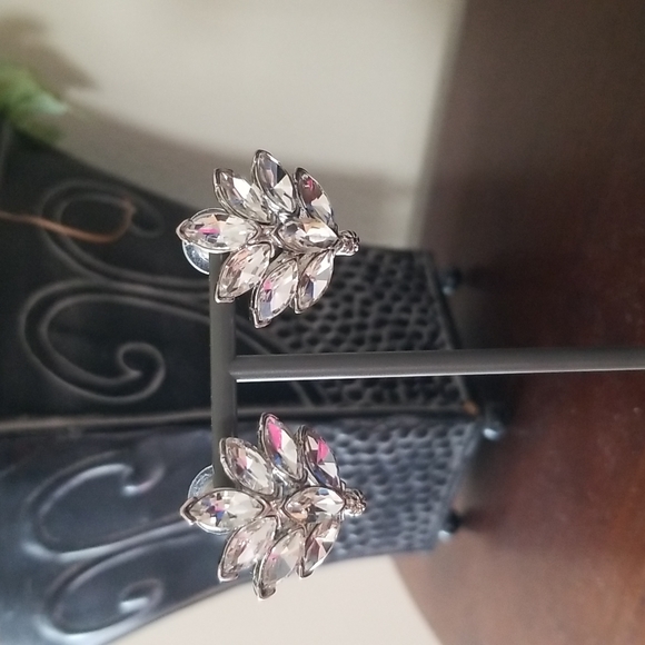 Jeanne Beker Crystal pierced earrings - Picture 13 of 14